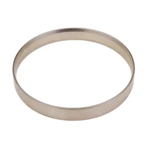 Oryginalny pierścień metalowy piasty przedniego napędu o wymiarach 105 x 110 x 15 mm i numerze katalogowym 7700015315