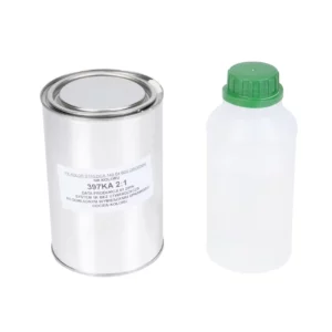 Lakier białokremowy w opakowaniu o pojemności 1 litra wraz z utwardzaczem