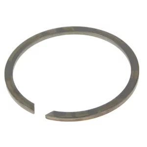 Oryginalny pierścień zatrzaskowy stosowany w skrzyni biegów ciągników marki Massey Ferguson.