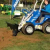 Oryginalny lemiesz spycharki o numerze katalogowym C890477, przystosowany do współpracy z ładowarkami marki MultiOne. Lemiesz posiada szerokość roboczą 180 cm i zakres obrotu 30 stopni.