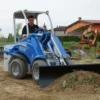 Oryginalny lemiesz spycharki o numerze katalogowym C890477, przystosowany do współpracy z ładowarkami marki MultiOne. Lemiesz posiada szerokość roboczą 180 cm i zakres obrotu 30 stopni.