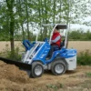 Oryginalny lemiesz spycharki o numerze katalogowym C890477, przystosowany do współpracy z ładowarkami marki MultiOne. Lemiesz posiada szerokość roboczą 180 cm i zakres obrotu 30 stopni.