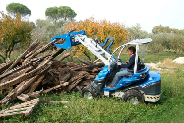 Oryginalny chwytak do drewna o numerze katalogowym C890580, przystosowany do współpracy z ładowarkami marki MultiOne. Chwytak posiada szerokość roboczą 100 cm oraz zęby o dlugości 101 cm.