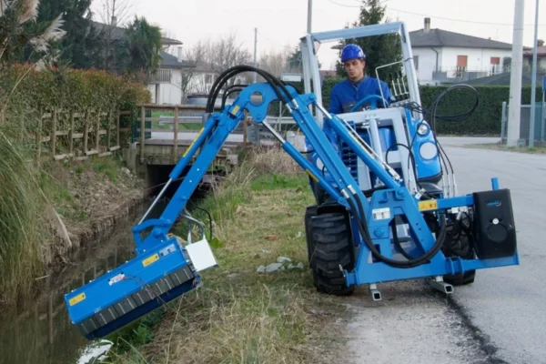 Oryginalna kosiarka bijakowa do poboczy o numerze katalogowym C890611, przystosowana do współpracy z ładowarkami marki MultiOne. Kosiarka posiada 80 cm szerokości roboczej. Ramię wysięgnika kosiarki o maksymalnym zasięgu 3 lub 3.5 metra dostępne jest w o