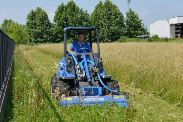 Oryginalna kosiarka bijakowa o numerze katalogowym C890618, przystosowana do współpracy z ładowarkami marki MultiOne. Kosiarka posiada 115 cm szerokości roboczej i 24 elementów roboczych.