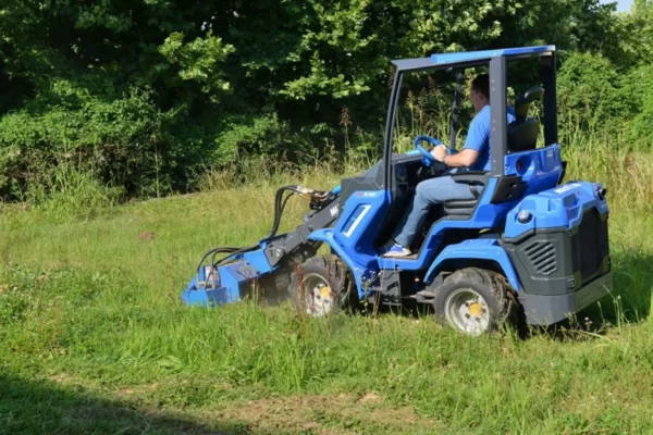 Oryginalna kosiarka bijakowa o numerze katalogowym C890618, przystosowana do współpracy z ładowarkami marki MultiOne. Kosiarka posiada 115 cm szerokości roboczej i 24 elementów roboczych.