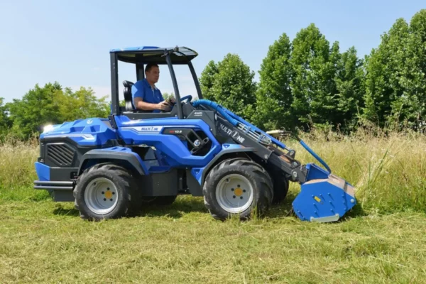 Oryginalna kosiarka bijakowa o numerze katalogowym C890618, przystosowana do współpracy z ładowarkami marki MultiOne. Kosiarka posiada 115 cm szerokości roboczej i 24 elementów roboczych.