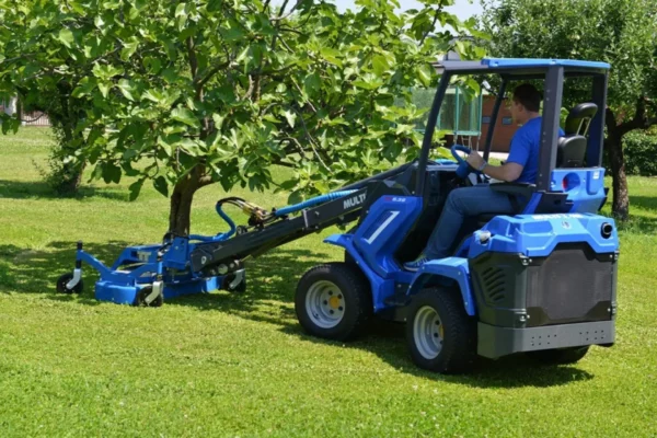 Oryginalna kosiarka, model 150 o numerze katalogowym C890632, przystosowana do współpracy z ładowarkami marki MultiOne. Kosiarka posiada wyrzut prawostronny, 150 cm szerokości roboczej i wysokość cięcia w zakresie od 1 do 12 cm.