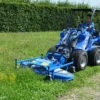 Oryginalna kosiarka, model 100 o numerze katalogowym C895081, przystosowana do współpracy z ładowarkami marki MultiOne. Kosiarka posiada funkcję mulczowania materiału, 100 cm szerokości roboczej i wysokość cięcia w zakresie od 1 do 12 cm.