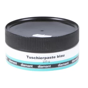 Pasta do tuszowania wad lakieru marki Diamant w kolorze niebieskim i masie produktu 225 gram.