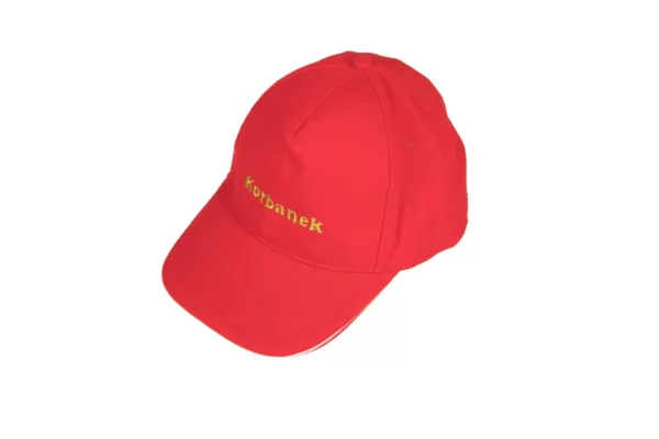 Oryginalna czapka z daszkiem ze złotym logo firmy Korbanek.