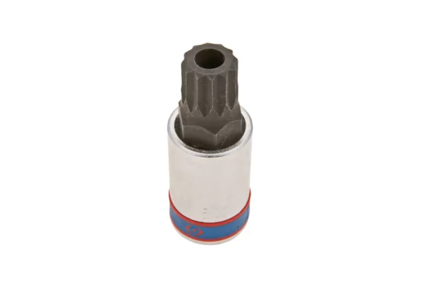 Nasadka krótka 1/2 cala z końcówką spline z otworem marki King Tony o numerze katalogowym 402B16. Końcówka w rozmiarze M16 i długości 66 mm. Nasadka wykonana z wysoko jakościowej stali chromowo wanadowej