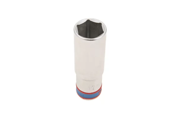 Nasadka długa 1/2 cala marki King Tony o numerze katalogowym 423519M. Nasadka w rozmiarze M19 i długości 77 mm. Nasadka wykonana z wysoko jakościowej stali chromowo wanadowej
