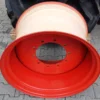 Oryginalna felga stalowa o rozmiarze W18L x 28 i kolorze czerwonym, stosowana w ciągnikach rolniczych marki Fendt zdjęcie 2