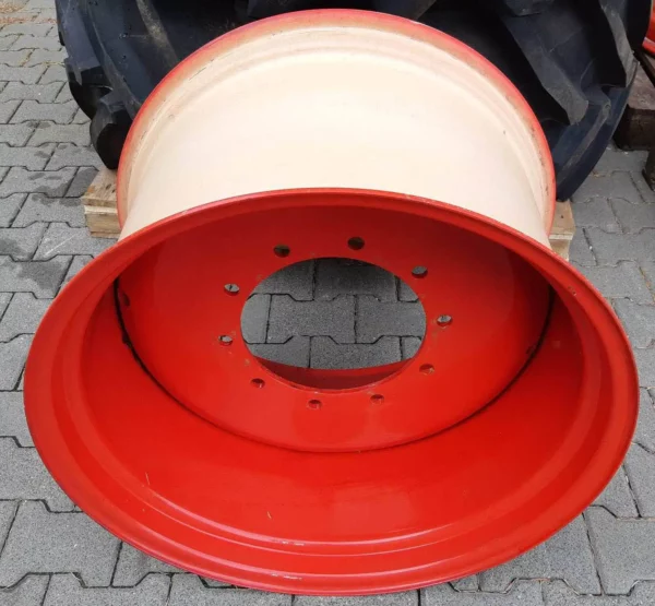 Oryginalna felga stalowa o rozmiarze W18L x 28 i kolorze czerwonym, stosowana w ciągnikach rolniczych marki Fendt zdjęcie 2