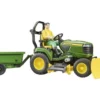 Kosiarka samojezdna John Deere z przyczepą i ogrodnikiem