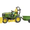 Bruder Kosiarka samojezdna John Deere z przyczepą i ogrodnikiem