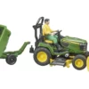 Bruder Kosiarka samojezdna John Deere z przyczepą i ogrodnikiem